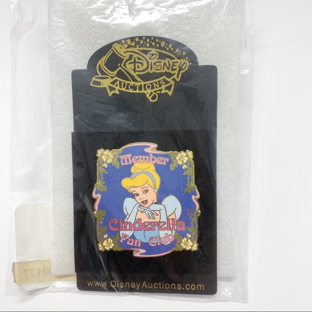 NEW Disney Auctions Cinderella fan club pin - Picture 1 of 5